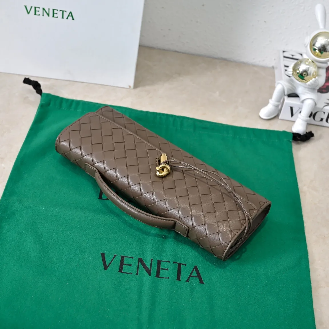 The batch of 1360 BV Andiamo evening handbags has been heavily planted again~ The designer aesthetics in the era of economic downturn are back. I fall in love with it at first sight and can't put it down. It's so beautiful and full of aura. The shape and texture are very competitive. It's light in weight and has sufficient capacity. It's a must-have for fashionistas. It's suitable for many occasions, minimalist, high-end and light luxury. Model No.: 741511 Size: 31*13*3cm